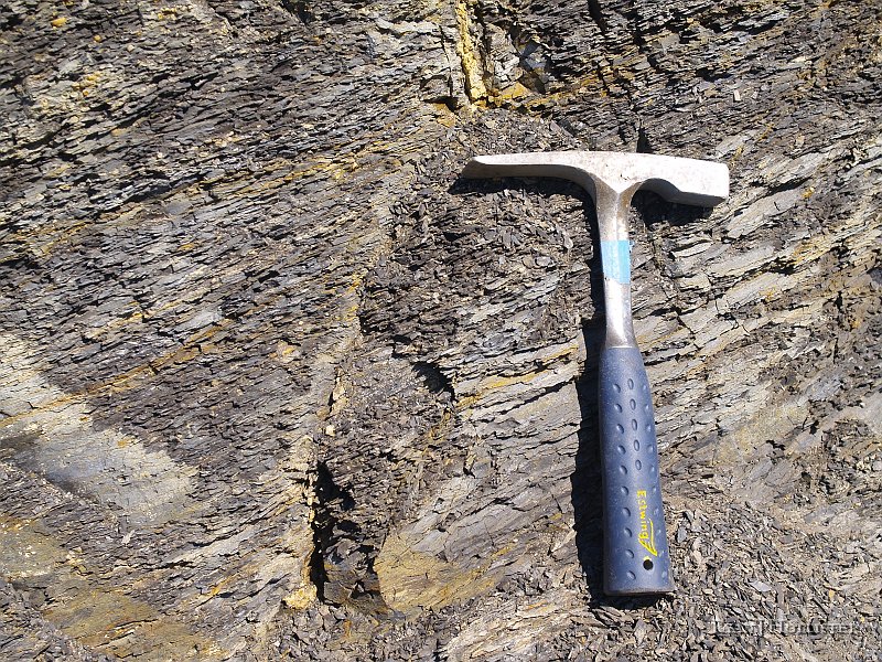 _4188544.JPG - Hammer with shale.