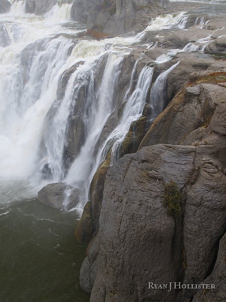 _4118147.JPG - The far edges of the falls were the most interesting to me.