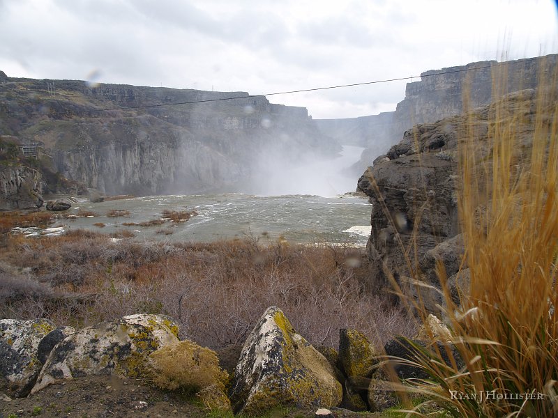 _4118151.JPG - Here's the view from the back of the falls.