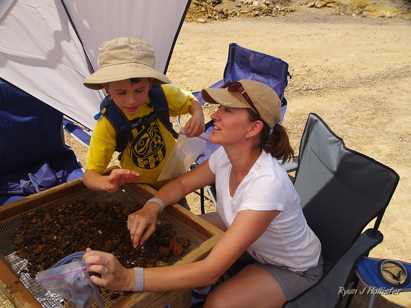 _7180309.JPG - James & Laura teamed-up in the shade to find some nice specimens.