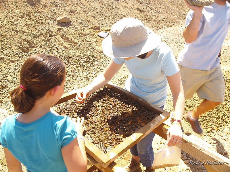 _7180311.JPG - Mia & Gina hunt for the elusive sunstones.