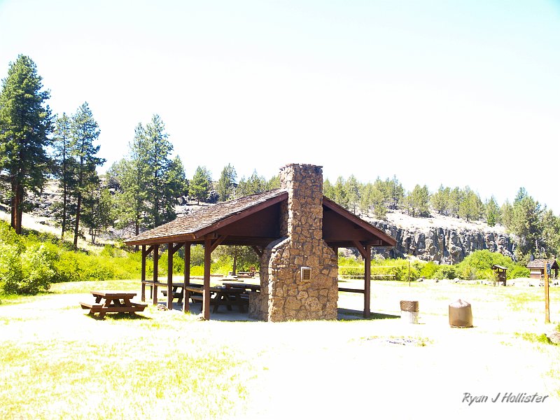 _7190333.JPG - After leaving the sunstones we stopped for lunch at the Sprague River picnic area.  I appologize for the bad photo, but I had forgotten to change my ISO settings from the night before.