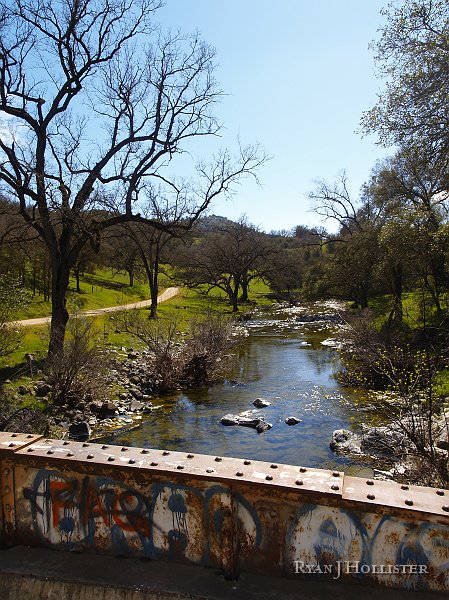 _3217204.JPG - Mariposa Creek across from garnet collecting site.
