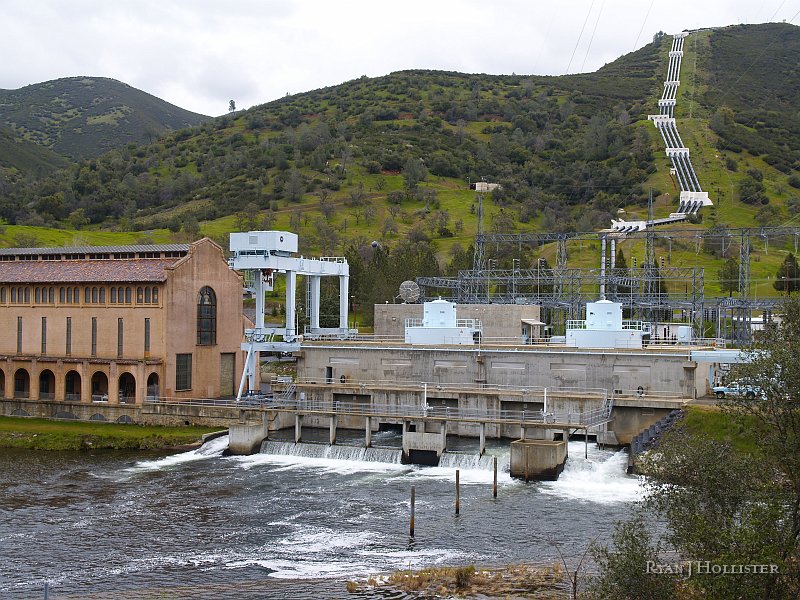 _3217279.JPG - The old powerplant on the left was operational by 1925.  The newer plant went into operation in 1969.  You can see the two turbines in the blue housing.