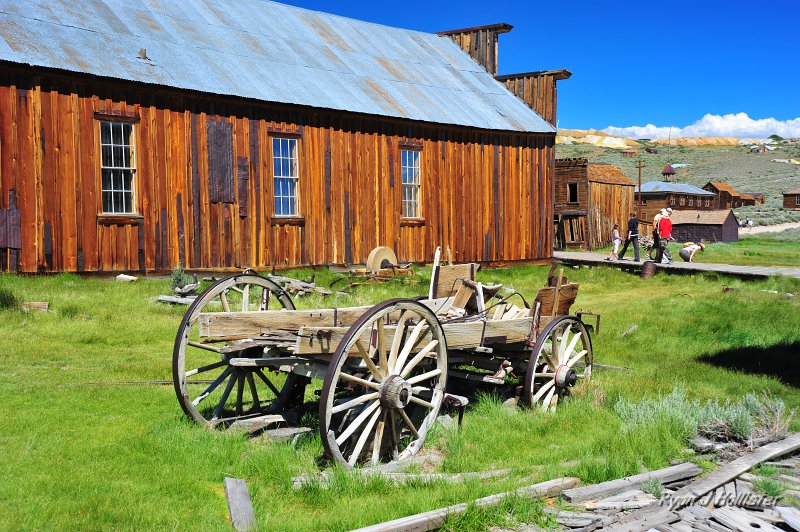 RJH_4290.JPG - Old wagon and some of the several hundred toursists.