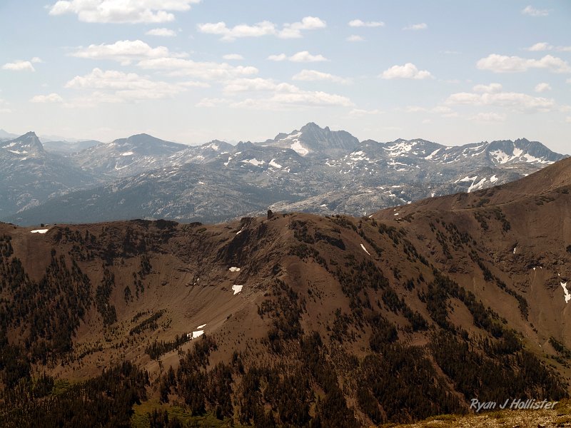 20090810_high_emigrant_lake_0177.jpg - Upon reaching the top of Leavitt Pass, the veiw to the southwest will take your breath away... not that you'd have much to spare after climing to 10,650 feet in less than 45 minutes.  I do believe that's Tower Peak in the distance.