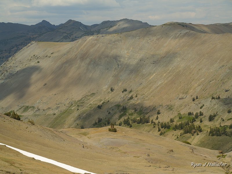20090810_high_emigrant_lake_0211.JPG - Steve & I chose to climb the steady,w ell graded-route.  Not so for the three people seen here in the bottom center of the photo.  They decided to cut hte switchback and just climb straight up with full packs.   The lady in their group had a rough go of it, and provided Steve & I with a good chuckle.