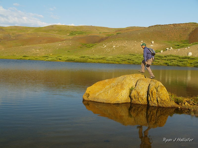20090810_high_emigrant_lake_0260.JPG - Steve sneaks-up on his quarry.