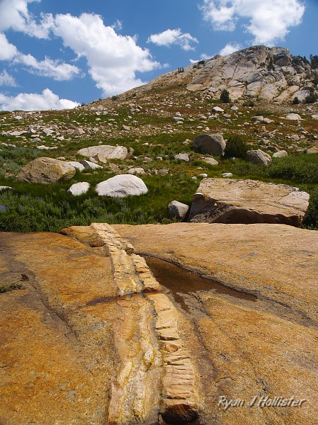 20090811_high_emigrant_lake_0124.JPG - Geology timeout: A nice feldspar dike amongst the granodiorite.