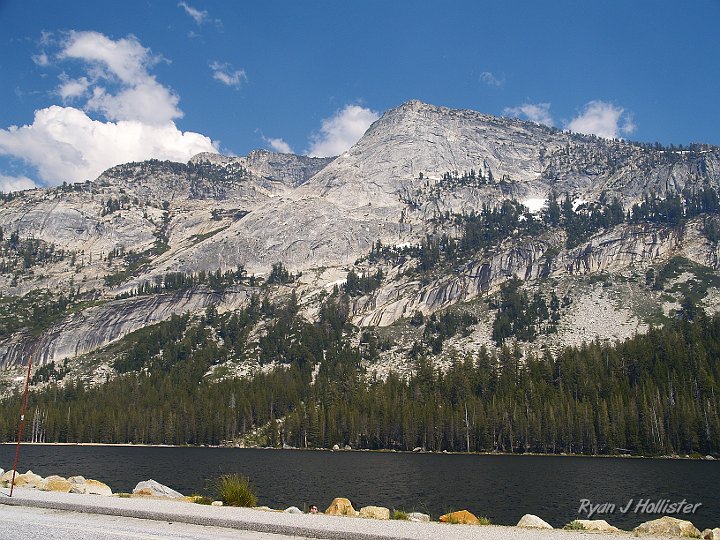 _7010079.JPG - Tourist view of Tenaya Lake.