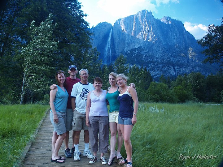 _7010113.JPG - Group shot!  Laura, Ryan, Jim, Nancy, Mandy, Heloise.
