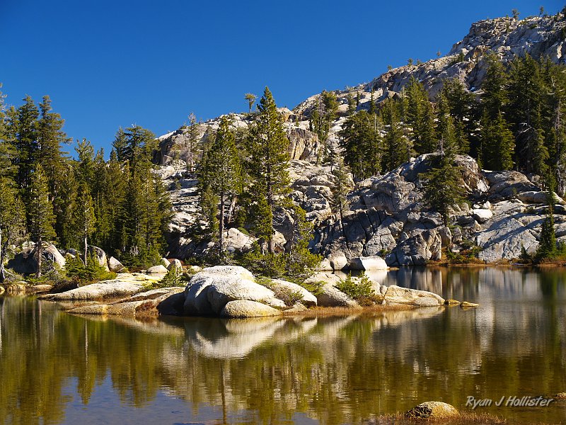 20091031_wildlink_BurstRock_0589.JPG - Powell Lake.