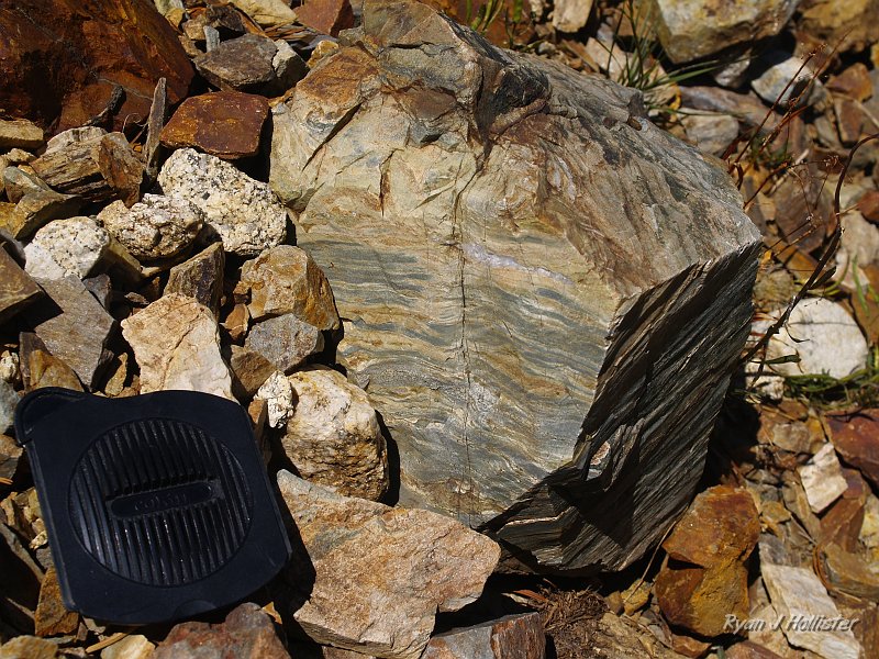 20090816_20_Lakes_Basin_0296.JPG - Cool!  This trip would morph into a super-geology day for me.  Look at the banded metamorphic rocks responsible for the name of Greenstone Lake.