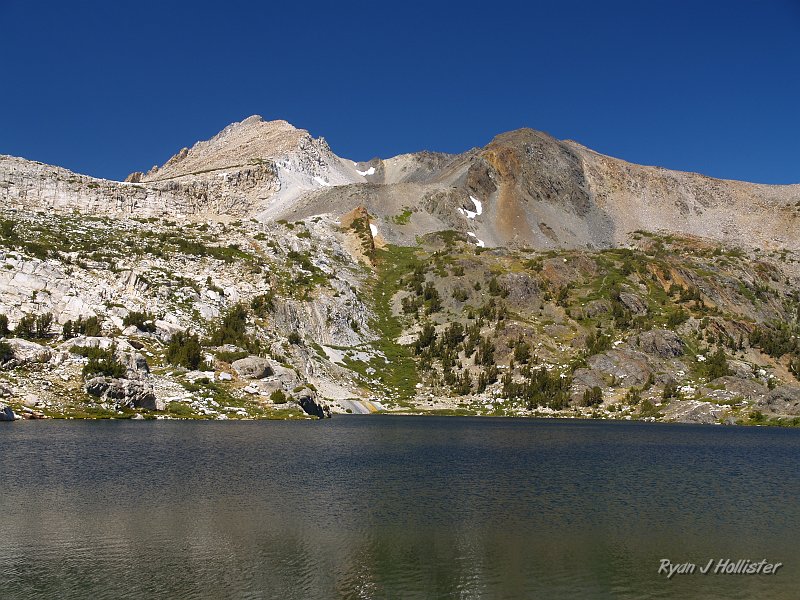20090816_20_Lakes_Basin_0297.JPG - So what's the big deal in this picture?? If you use the green-line of the plants in the center of the photo as a dividing line, you should notice a stark contrast in color between the rocks on the left and the rocks on the right.
