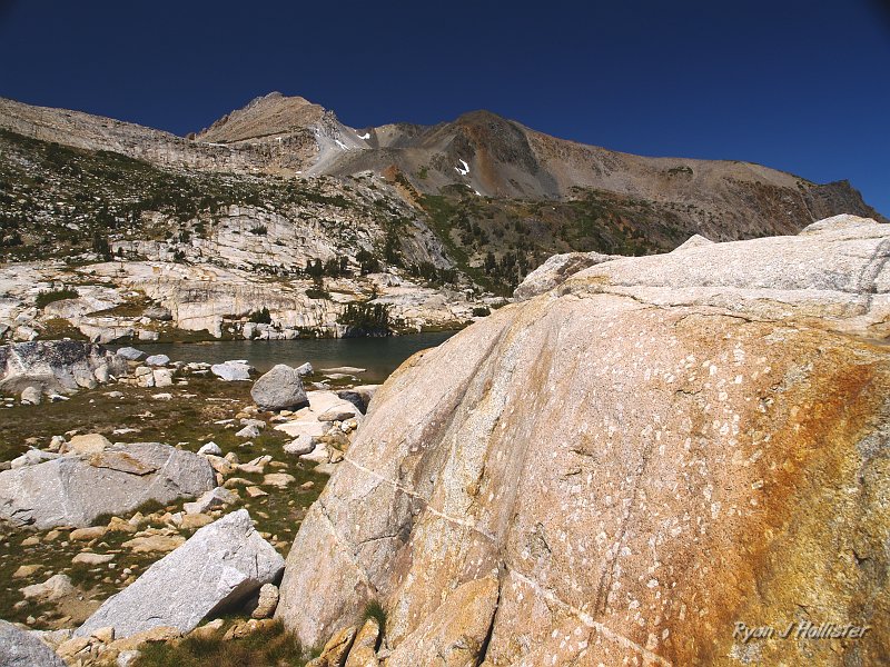 20090816_20_Lakes_Basin_0307.JPG - A circular polarizer can really do wonders to reduce glare and make the sky ink-blue at high altitudes.   This photo is to show the giant crystals (megacrysts) of feldspar in the granodiorite.  One can also see the three distinct contacts between the granodiorite, the metamorphosed lake-bed sediments & maffic lavaflows.