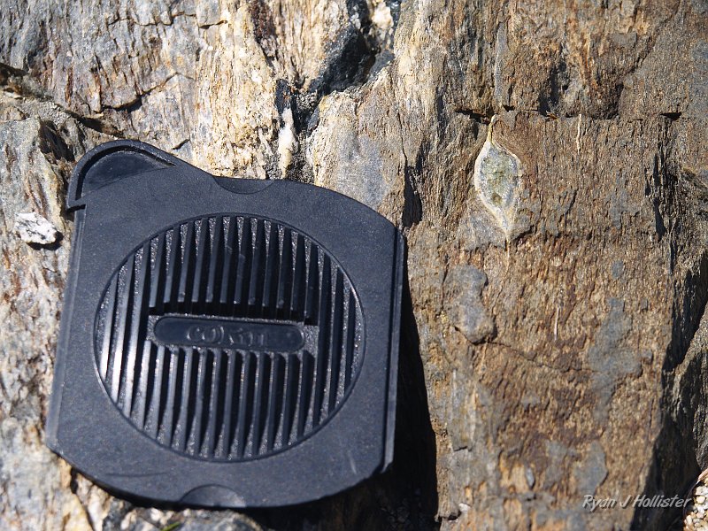 20090816_20_Lakes_Basin_0323.JPG - Laura and I found some pretty cool lenses within the rocks.  My lens cap is 3.5 wide for scale.