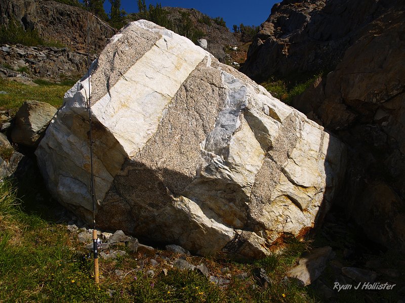 20090816_20_Lakes_Basin_0349.JPG - Whoa!  Chek out this erratic with a huge vein running through it.  Fishing rod is 6'-6" tall.