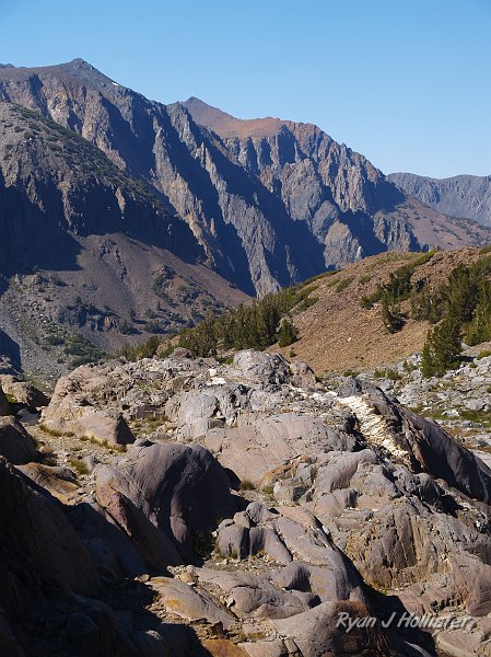 20090816_20_Lakes_Basin_0354.JPG - A dramatic canyon shot with some interesting white intrusions in the right center foreground.