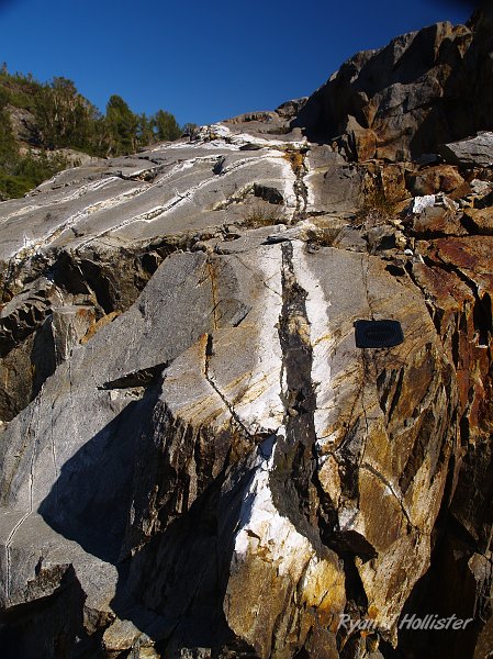 20090816_20_Lakes_Basin_0361.JPG - Awesome veins of a very dark & mafic magma.