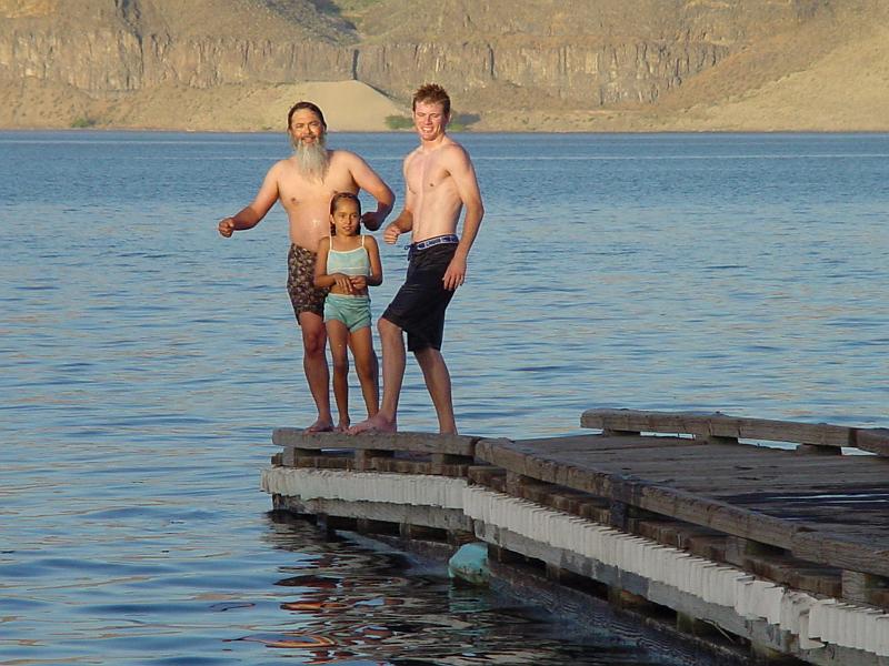 DSC00218.JPG - Time for some swimming fun in the Columbia River!