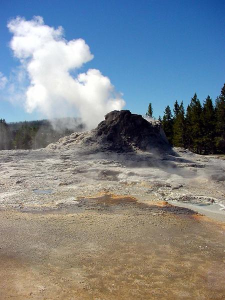 DSC00509.JPG - Geysers come in all shapes and sizes here.