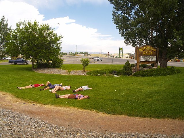 _6233307.JPG - Delta, CO... A nice patch of grass in the middle of frickin' nowhere.