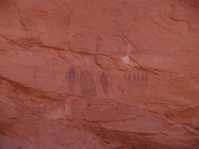 _6243447.JPG - Fremont pictographs.  Very distrubing images.