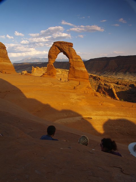 _6243550.JPG - Freddy, Sam & K2 boo the person in in the middle of the arch.