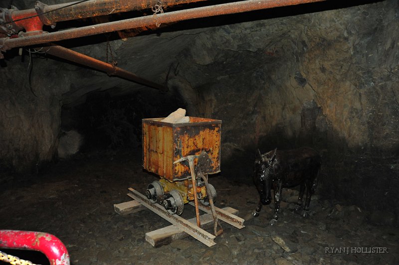 RJH_6065.JPG - We got a small history tour on the way down.  Here we see a replica of a half-ton ore cart along with some jackass who got in the photo.