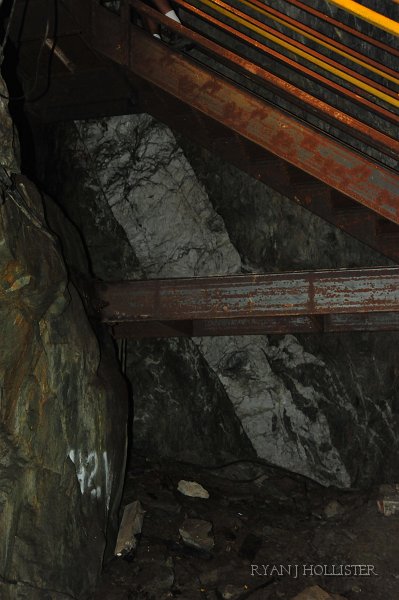 RJH_6080.JPG - The white line in the rock is a pretty awesome vein of quartz that hydrothermally emplaced.