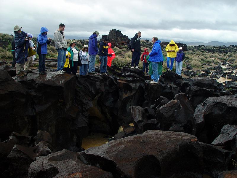 017.jpg - This is Fossil Falls... which were formed by the ancient Owens river flowing across this flow of basalt during Ice Ages.