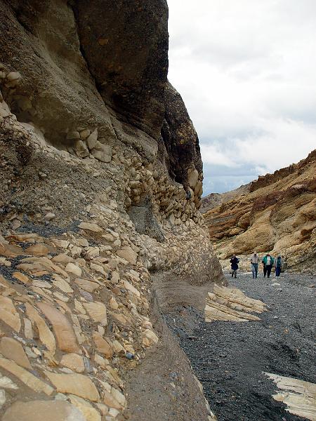 052.jpg - Here's where Mosaic Canyon gets its name.  Flash floods wash clasts downstream, and they get cemented together with the dissolved calcium carbonate.