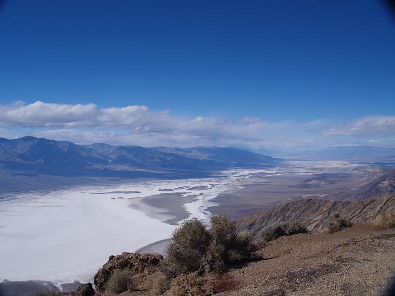 _2180757.JPG - Dante's View.  The rains from 2005 allowed for lots of new salt to form on the pan, which is why it's so white.