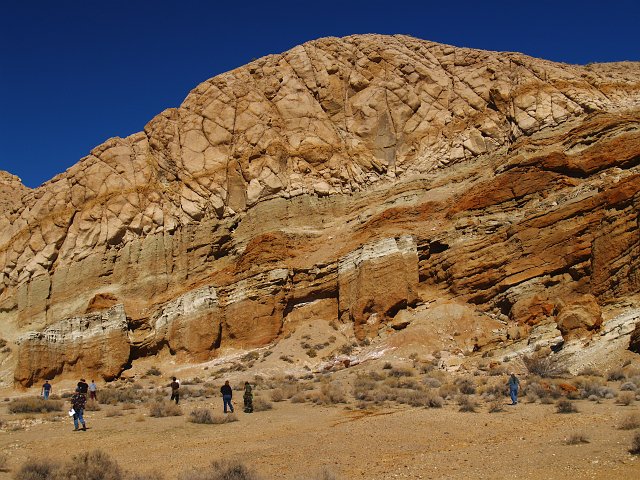 _2150512.JPG - The top, pinkish, layer is composed of a tuff from the Ignimbrite Flare-up which was a series of massive caldera eruptions in the west.