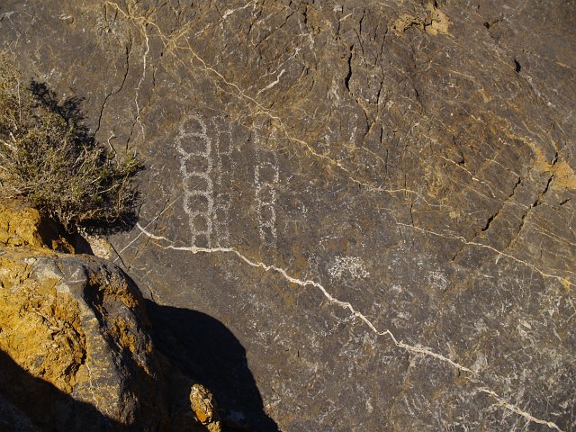 _2160670.JPG - Petroglyphs along the way.