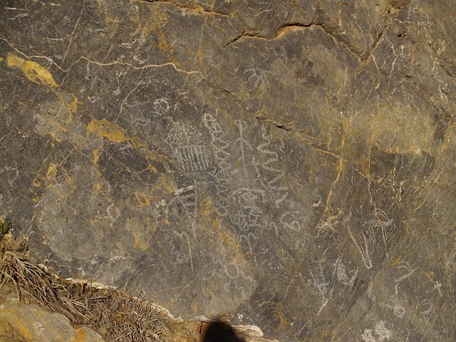 _2160671.JPG - More petroglyphs.