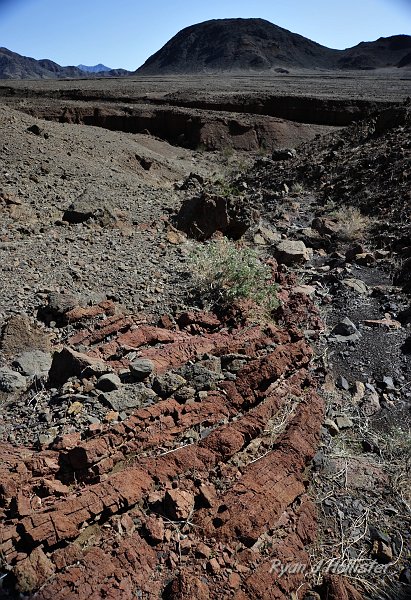 _DSC0108.JPG - Here's the folded contact between the Kingston Peak (L) and Beck Springs (R) formations.  Some of the oldest rocks in Death Valley.