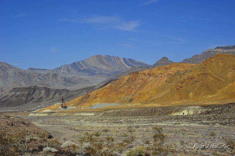_DSC0244.JPG - Look at the amazing folds in the mountains!  The Ryan Mine honors old claims prior to the National Park being created which is why some fairly modern mining for borates has occured into this century.