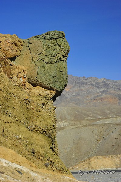 _DSC0250.JPG - I thought this rock kind of looked like a face.