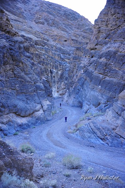 _DSC0311.JPG - Here's a bit of perspective on the canyon.
