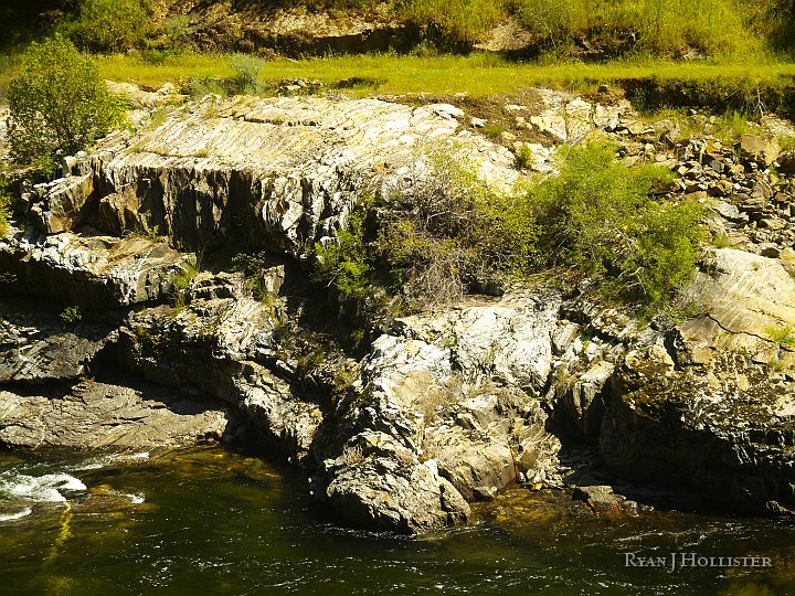 _4047820.JPG - It's hard to tell here, but those rocks are ribbon cherts make up of some sweet diatoms.