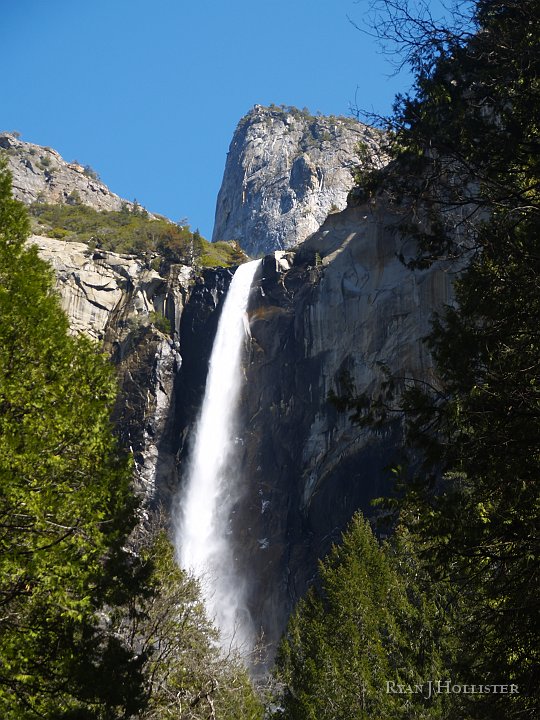 _4047846.JPG - Bridalveil Falls as viewed from the parking lot.