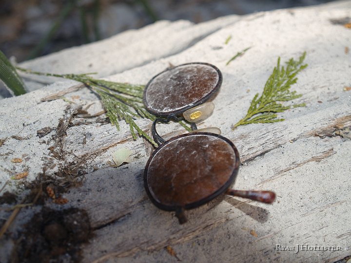 _4047894.JPG - I just thought this looked cool.  Someone should be very happy that I found their glasses for them.