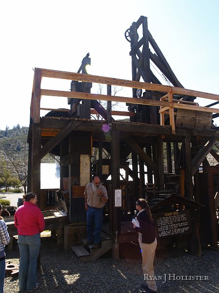 _3147114.JPG - We got a treat before lunch.  The Mariposa County Museum turned on their stamp mill for a demonstration.