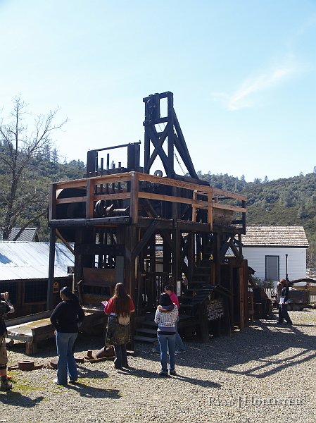 _3147115.JPG - The ore would have been brought to the top of this rig & then dumped into a conveyor that ran under some large iron stamps that crushed the gold ore.