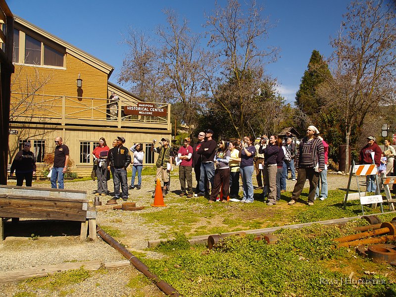 _3147118.JPG - The class wathces in awe.