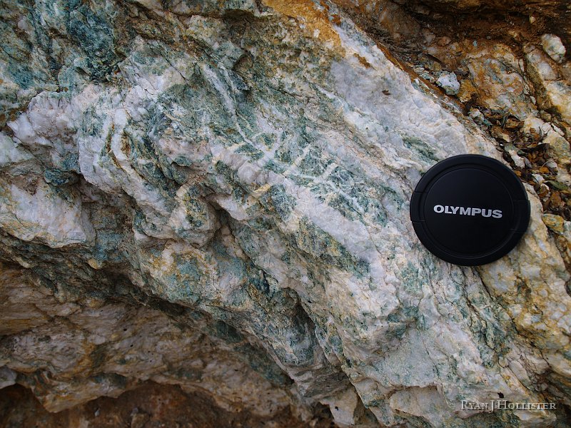 _3147162.JPG - Close-up of the Mariposite in quartz.  Mariposite is just a chrome-enriched mica that is very rare.  It makes for some great lapidary.