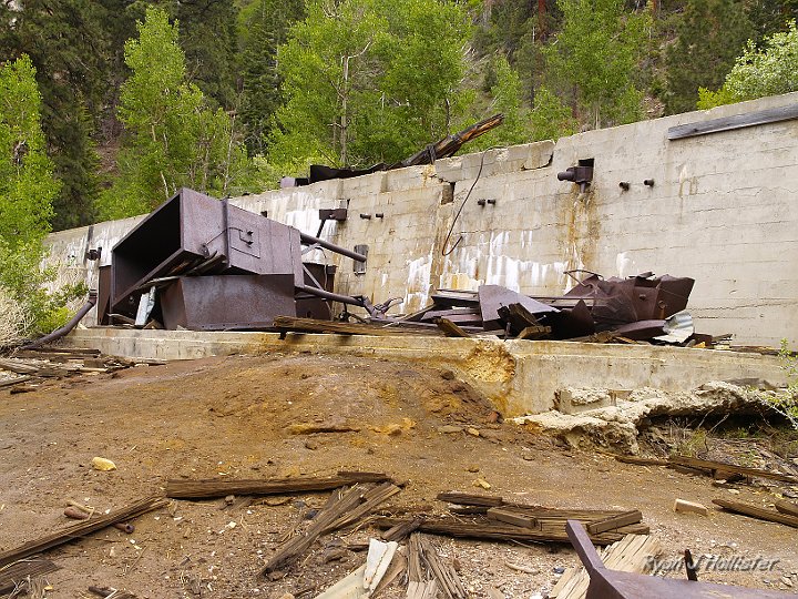 _6079458.JPG - I cannot sufficiently describe the sulfurous smell from this area.  My guess is that this area processed much of ore by leaching sulfuric acid through it.   BTW, this mine was the largest Tungsten mine in the world.