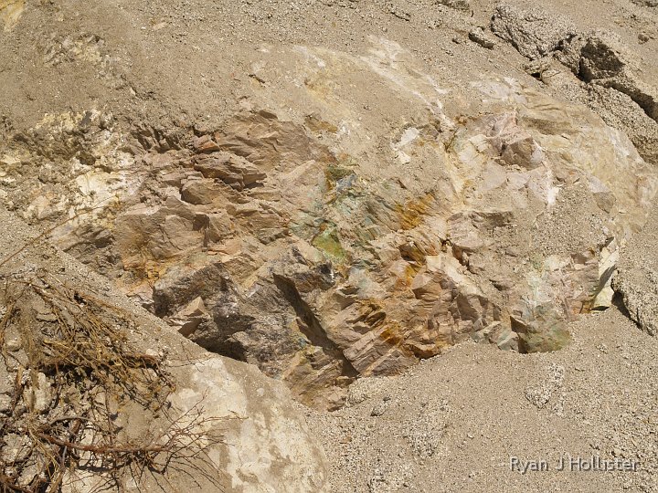 _A125315.JPG - Here's the main pegmatite of feldspar, quartz and some type of copper ore (the greenish-blue stuff).