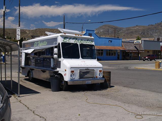 _7233438.JPG - This is why I've included Tonasket.  A TACO TRUCK??!!!  In a town of 400 people???  In a town near CANADA???   Laura and I had to try a burrito.  It was 114 degrees out when this picture was taken.